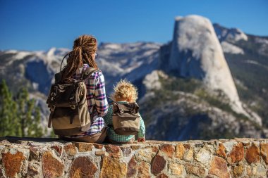 Anne oğlu ile ziyaret California'daki Yosemite Milli Parkı