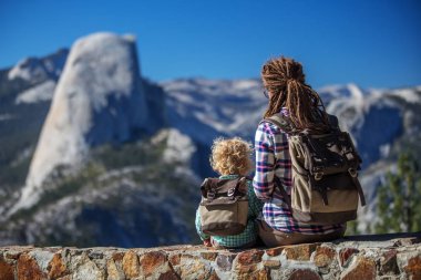 Anne oğlu ile ziyaret California'daki Yosemite Milli Parkı