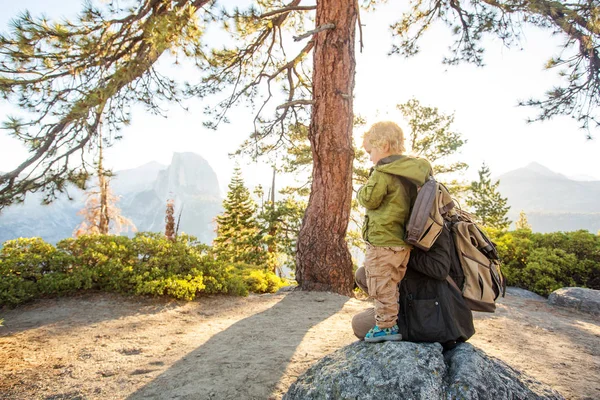Madre Con Hijo Visita Parque Nacional Yosemite California — Foto de Stock