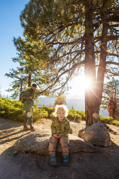 Šťastná Rodina Navštívit Yosemitský Národní Park Kalifornii — Stock fotografie