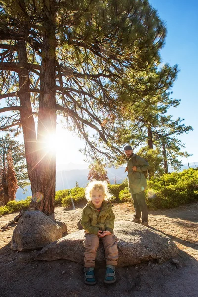 Šťastná Rodina Navštívit Yosemitský Národní Park Kalifornii — Stock fotografie