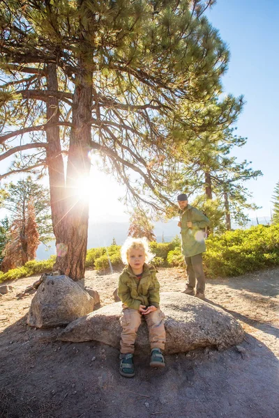 Feliz Visita Familiar Parque Nacional Yosemite California —  Fotos de Stock