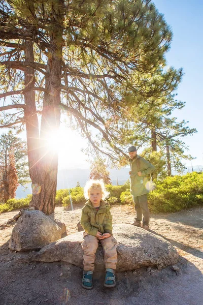 Feliz Visita Familiar Parque Nacional Yosemite California —  Fotos de Stock