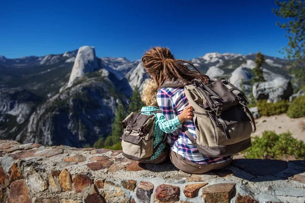 Madre Con Figlio Visita Parco Nazionale Dello Yosemite California — Foto Stock