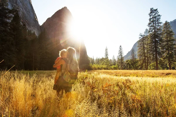 Madre Con Hijo Visita Parque Nacional Yosemite California — Foto de Stock