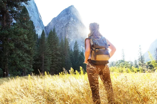 Turista Navštívit Yosemitský Národní Park Kalifornii — Stock fotografie