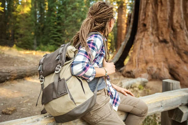 Turista Národním Parku Sequoia Kalifornii Usa — Stock fotografie