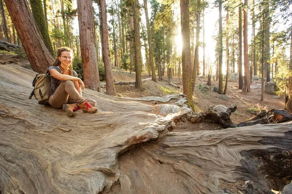 Turista Národním Parku Sequoia Kalifornii Usa — Stock fotografie