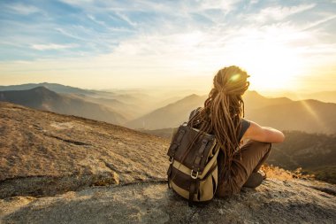 Uzun yürüyüşe çıkan kimse Sequoia national park, California, ABD Moro kayada günbatımı karşılar.