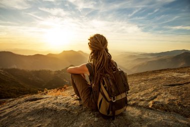 Uzun yürüyüşe çıkan kimse Sequoia national park, California, ABD Moro kayada günbatımı karşılar.