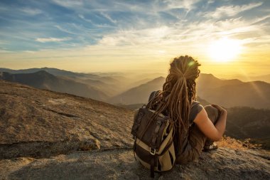 Uzun yürüyüşe çıkan kimse Sequoia national park, California, ABD Moro kayada günbatımı karşılar.