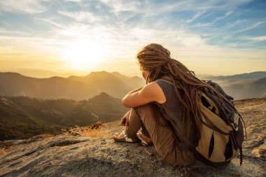Uzun yürüyüşe çıkan kimse Sequoia national park, California, ABD Moro kayada günbatımı karşılar.