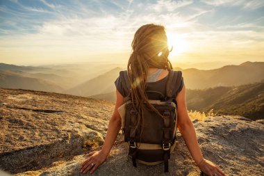 Uzun yürüyüşe çıkan kimse Sequoia national park, California, ABD Moro kayada günbatımı karşılar.