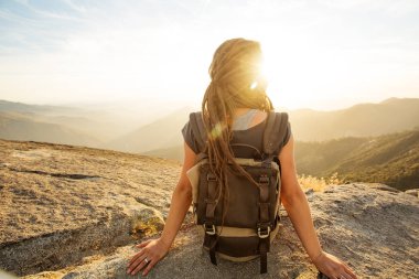 Uzun yürüyüşe çıkan kimse Sequoia national park, California, ABD Moro kayada günbatımı karşılar.