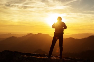 Uzun yürüyüşe çıkan kimse Sequoia national park, California, ABD Moro kayada günbatımı karşılar.