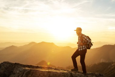 Uzun yürüyüşe çıkan kimse Sequoia national park, California, ABD Moro kayada günbatımı karşılar.