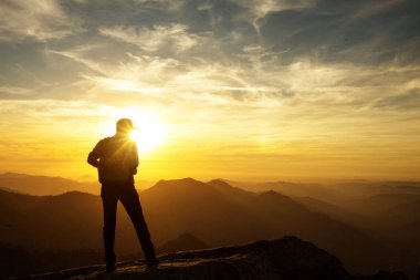 Uzun yürüyüşe çıkan kimse Sequoia national park, California, ABD Moro kayada günbatımı karşılar.