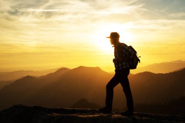 Uzun yürüyüşe çıkan kimse Sequoia national park, California, ABD Moro kayada günbatımı karşılar.
