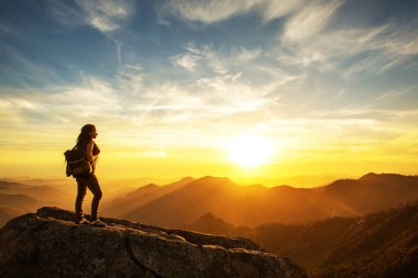 Uzun yürüyüşe çıkan kimse Sequoia national park, California, ABD Moro kayada günbatımı karşılar.