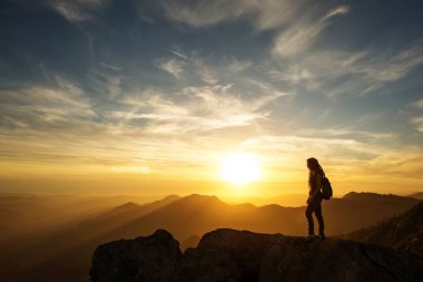 Uzun yürüyüşe çıkan kimse Sequoia national park, California, ABD Moro kayada günbatımı karşılar.