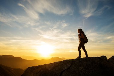 Uzun yürüyüşe çıkan kimse Sequoia national park, California, ABD Moro kayada günbatımı karşılar.
