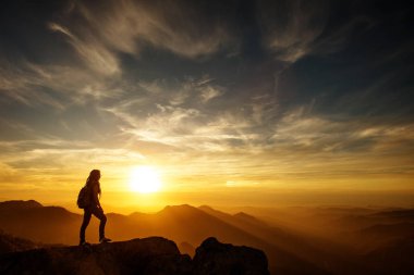 Uzun yürüyüşe çıkan kimse Sequoia national park, California, ABD Moro kayada günbatımı karşılar.