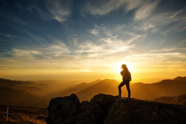 Uzun yürüyüşe çıkan kimse Sequoia national park, California, ABD Moro kayada günbatımı karşılar.