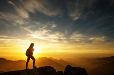 Uzun yürüyüşe çıkan kimse Sequoia national park, California, ABD Moro kayada günbatımı karşılar.