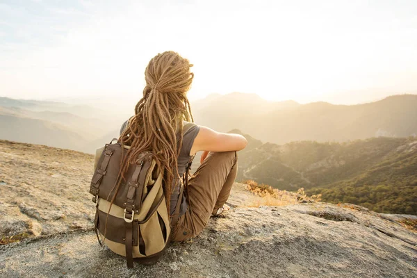 Hiker Bertemu Matahari Terbenam Batu Moro Taman Nasional Sequoia California — Stok Foto