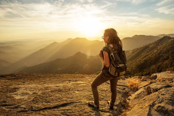 Hiker Întâlnește Apusul Soarelui Stânca Moro Din Parcul Național Sequoia — Fotografie, imagine de stoc