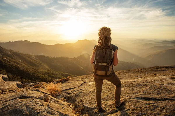 Hiker Bertemu Matahari Terbenam Batu Moro Taman Nasional Sequoia California — Stok Foto