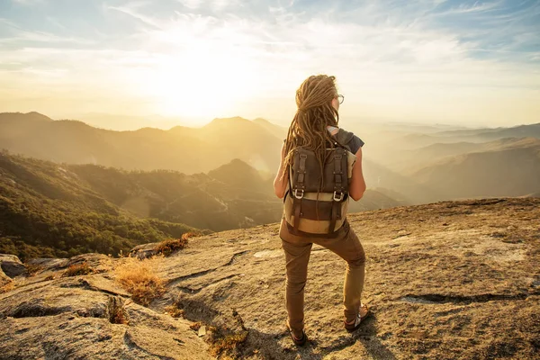 Hiker Întâlnește Apusul Soarelui Stânca Moro Din Parcul Național Sequoia — Fotografie, imagine de stoc