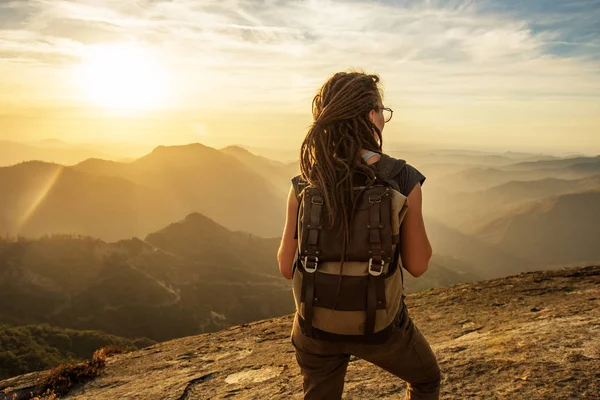 Hiker Voldoet Aan Zonsondergang Rots Van Moro Sequoia National Park — Stockfoto