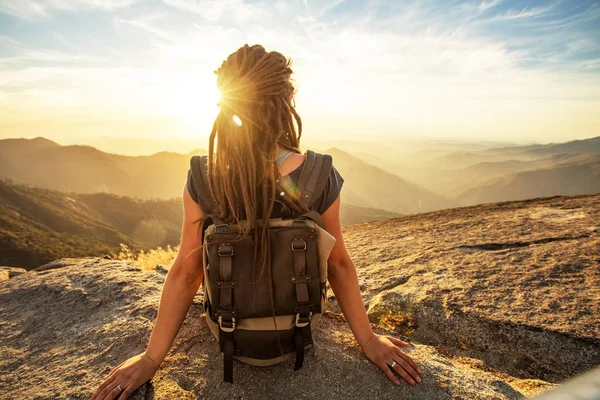 Hiker Uppfyller Solnedgången Moro Rock Sequoia National Park Kalifornien Usa — Stockfoto