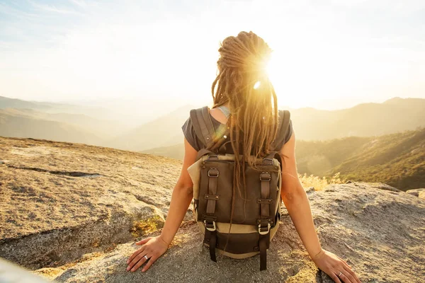 Hiker Voldoet Aan Zonsondergang Rots Van Moro Sequoia National Park — Stockfoto