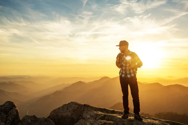 Senderista Encuentra Con Puesta Sol Roca Moro Parque Nacional Sequoia — Foto de Stock