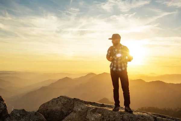 Hiker Întâlnește Apusul Soarelui Stânca Moro Din Parcul Național Sequoia — Fotografie, imagine de stoc