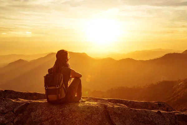 Hiker Bertemu Matahari Terbenam Batu Moro Taman Nasional Sequoia California — Stok Foto