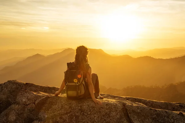 Senderista Encuentra Con Puesta Sol Roca Moro Parque Nacional Sequoia — Foto de Stock