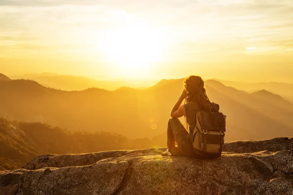 Escursionista Incontra Tramonto Sulla Roccia Moro Nel Parco Nazionale Sequoia — Foto Stock