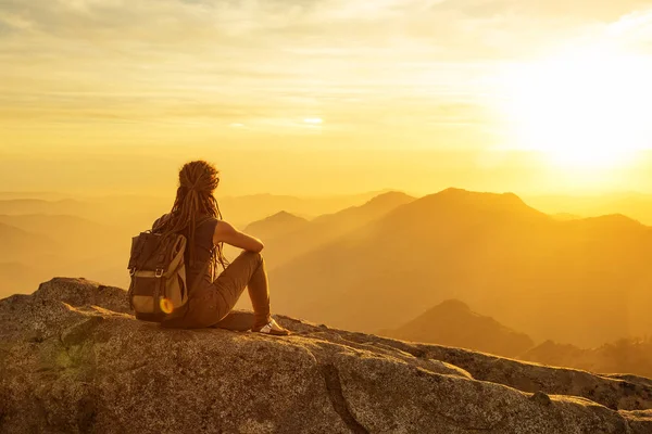 Hiker Întâlnește Apusul Soarelui Stânca Moro Din Parcul Național Sequoia — Fotografie, imagine de stoc