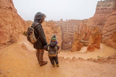 Anne oğlu ile Bryce canyon National Park, Utah, ABD'de hiking