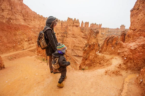 Mãe Com Filho Estão Caminhando Parque Nacional Canyon Bryce Utah — Fotografia de Stock