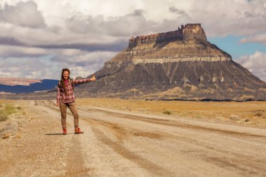 ABD'de bir yolda yürüyen otostopçu kadın