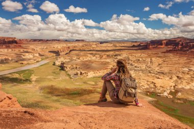 Kadın Amerika'ya Colorado Nehri gözlem güverte üzerinde geçecek.