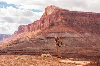 Kadın Amerika'ya Colorado Nehri gözlem güverte üzerinde geçecek.