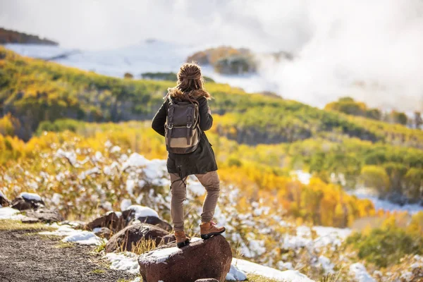 Gadis Itu Melakukan Perjalanan Amerika Musim Gugur — Stok Foto