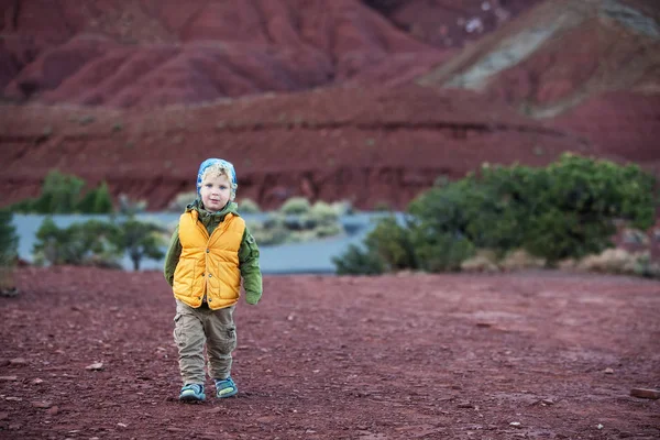 Fiú Túrázás Capitol Zátony Nemzeti Park Utah Amerikai Egyesült Államok — Stock Fotó