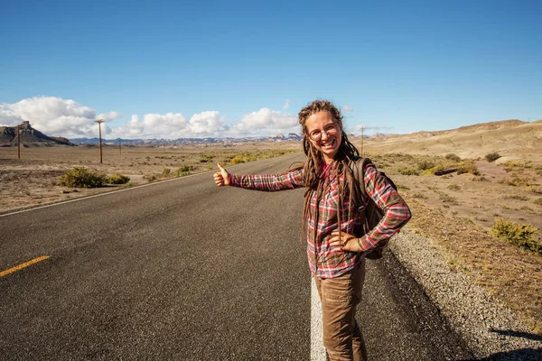 Mujer Autoestopista Caminando Por Una Carretera — Foto de Stock