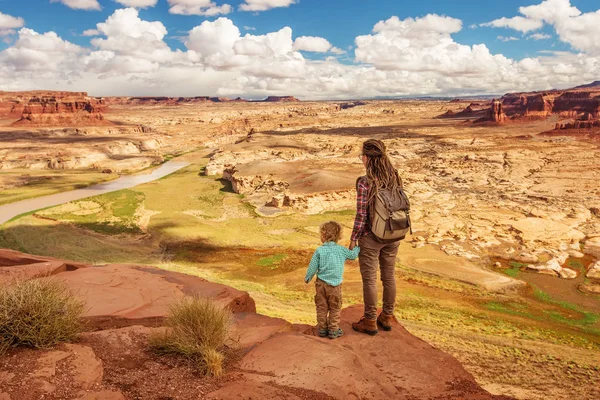 Matka Syn Cestuje Ameriky Ochozu Řeka Colorado — Stock fotografie